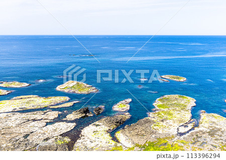 【新潟県・佐渡ジオパーク】海底火山で出来た地形 白木から三ツ屋部落 【新潟県・佐渡ジオパーク】海底火山で出来た地形 白木から三ツ屋部落 113396294