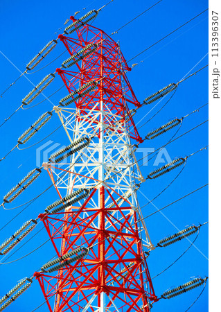 鉄塔と送電線と青空の風景 鉄塔と送電線と青空の風景 113396307