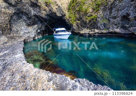 【新潟県・佐渡】青の洞窟　波が作った巨大洞窟群  琴浦  113396824