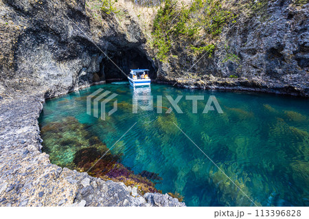 【新潟県・佐渡】青の洞窟 波が作った巨大洞窟群 琴浦 【新潟県・佐渡】青の洞窟 波が作った巨大洞窟群 琴浦 113396828