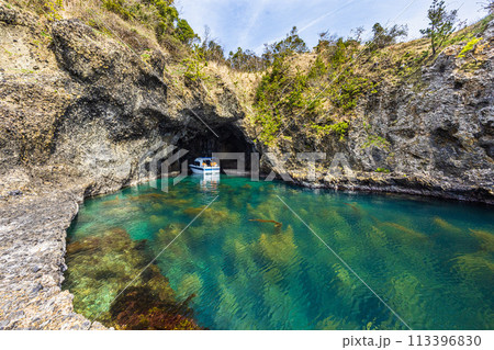 【新潟県・佐渡】青の洞窟　波が作った巨大洞窟群  琴浦  113396830