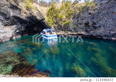 【新潟県・佐渡】青の洞窟　波が作った巨大洞窟群  琴浦  113396833