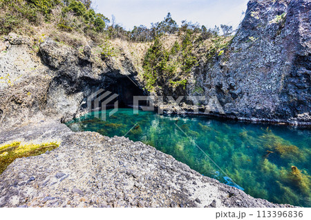 【新潟県・佐渡】青の洞窟　波が作った巨大洞窟群  琴浦  113396836