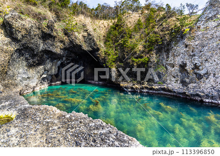【新潟県・佐渡】青の洞窟　波が作った巨大洞窟群  琴浦  113396850