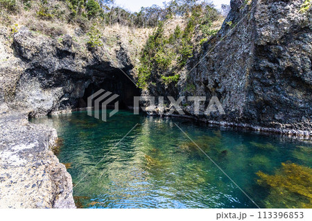 【新潟県・佐渡】青の洞窟　波が作った巨大洞窟群  琴浦  113396853