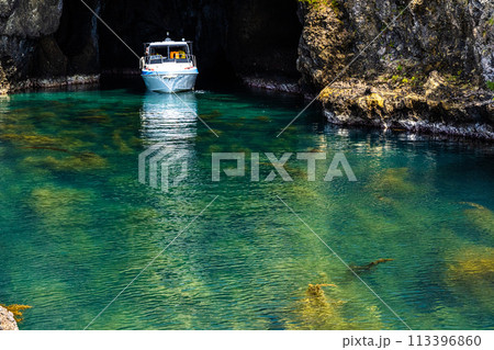 【新潟県・佐渡】青の洞窟　波が作った巨大洞窟群  琴浦  113396860