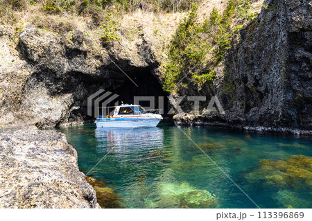 【新潟県・佐渡】青の洞窟　波が作った巨大洞窟群  琴浦  113396869