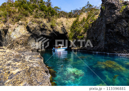 【新潟県・佐渡】青の洞窟　波が作った巨大洞窟群  琴浦  113396881