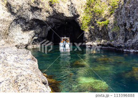 【新潟県・佐渡】青の洞窟　波が作った巨大洞窟群  琴浦  113396888