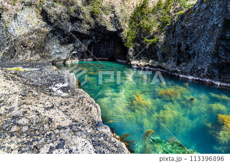 【新潟県・佐渡】青の洞窟　波が作った巨大洞窟群  琴浦  113396896