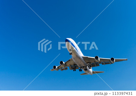 着陸する旅客機　B747　2024 113397431