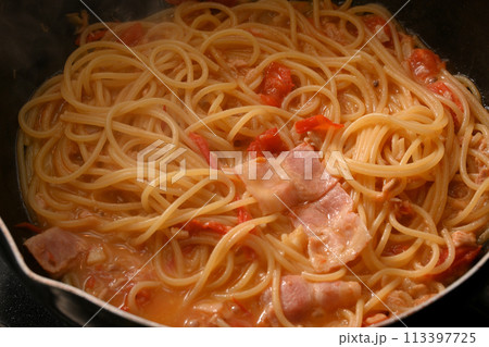トマトソースのパスタを煮込んでいる様子 トマトソースのパスタを煮込んでいる様子 113397725