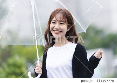 傘をさす女性 113397776