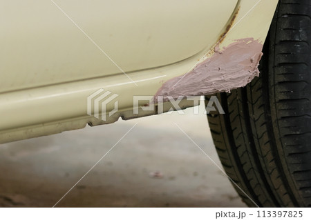 板金修理中の車 113397825