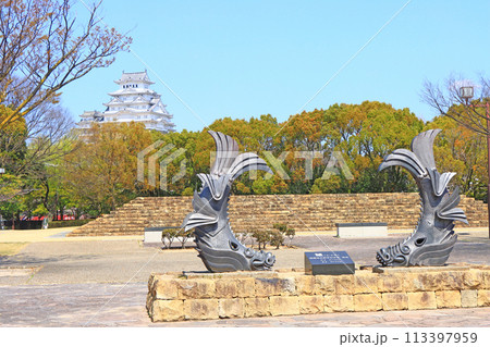 兵庫県姫路市、城見台公園から見た国宝姫路城と鯱の風景 113397959