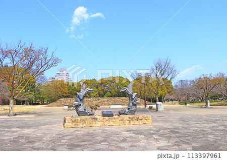 兵庫県姫路市、城見台公園から見た国宝姫路城と鯱の風景 113397961