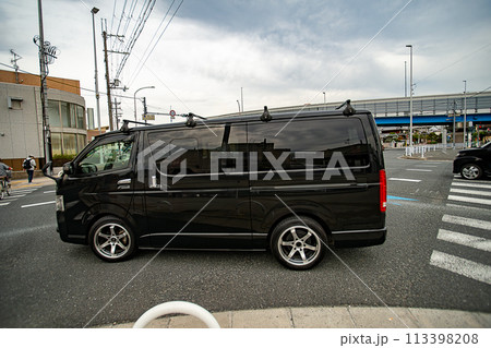 交差点を左折するワンボックス車 交差点を左折するワンボックス車 113398208