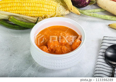 Indian cuisine - spicy prawn masala 113398289