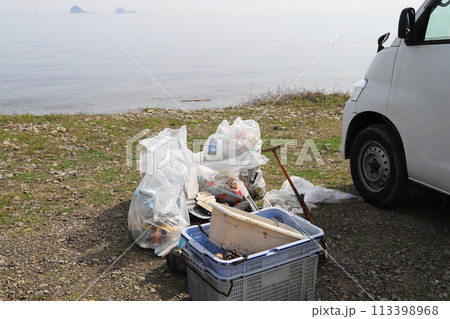 海岸のゴミ拾い 海岸のゴミ拾い 113398968
