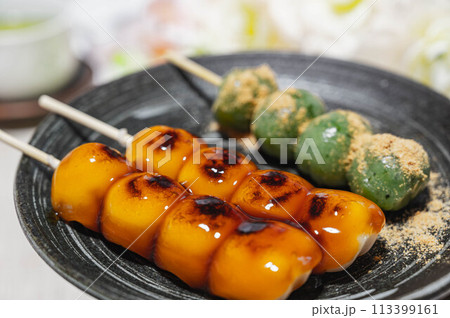 みたらしとよもぎ団子 113399161