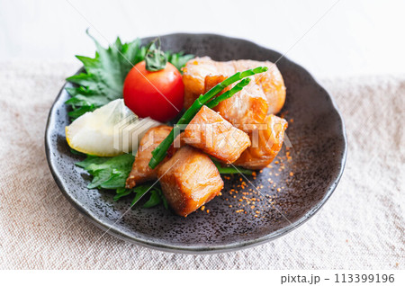 焼いたマグロの漬け 113399196