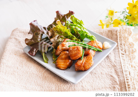 焼いた漬けまぐろ 113399202