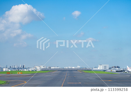 空港　飛行機　羽田空港　離陸　航空会社　エンジン　ブレーキ　午前　明るい　管制塔　ターミナル 113399258
