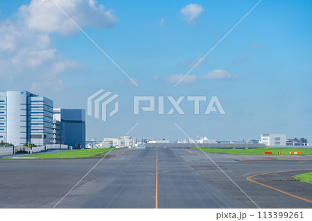 空港　飛行機　羽田空港　離陸　航空会社　エンジン　ブレーキ　午前　明るい　管制塔　ターミナル 113399261