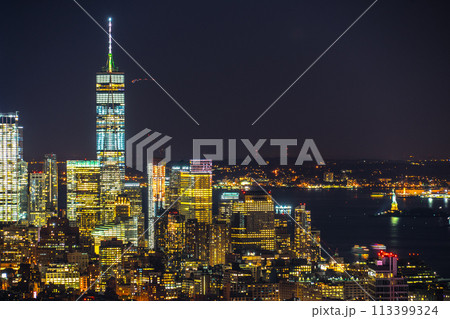 ロックフェラーセンター展望台の人々と夜景 113399324