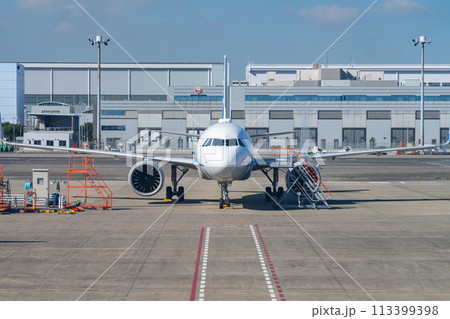 空港　飛行機　羽田空港　離陸　航空会社　エンジン　ブレーキ　午前　明るい　管制塔　ターミナル　整備 113399398