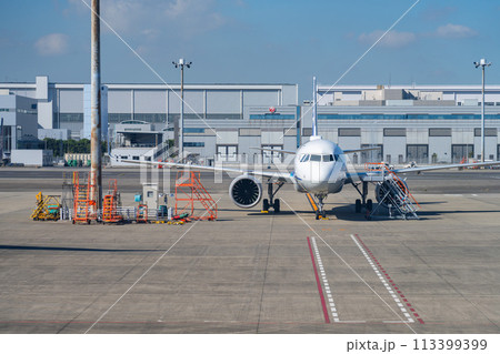 空港 飛行機 羽田空港 離陸 航空会社 エンジン ブレーキ 午前 明るい 管制塔 ターミナル 整備 空港 飛行機 羽田空港 離陸 航空会社 エンジン ブレーキ 午前 明るい 管制塔 ターミナル 整備 113399399