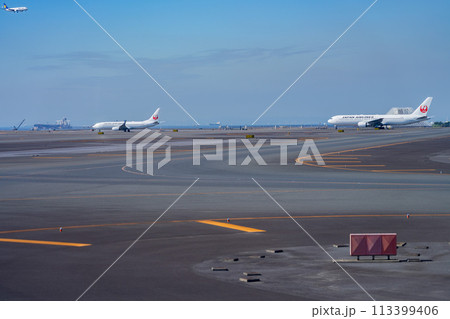 空港 飛行機 羽田空港 離陸 航空会社 エンジン ブレーキ 午前 明るい 管制塔 ターミナル 整備 空港 飛行機 羽田空港 離陸 航空会社 エンジン ブレーキ 午前 明るい 管制塔 ターミナル 整備 113399406