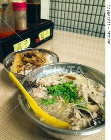 食堂で食べる台湾料理 113399471