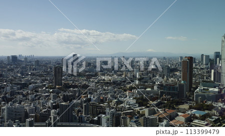 麻布台ヒルズスカイロビーから見た富士山と東京都内の街並み 113399479
