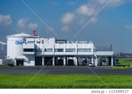 空港　飛行機　羽田空港　離陸　航空会社　エンジン　ブレーキ　午前　明るい　管制塔　ターミナル　消防車 113399527