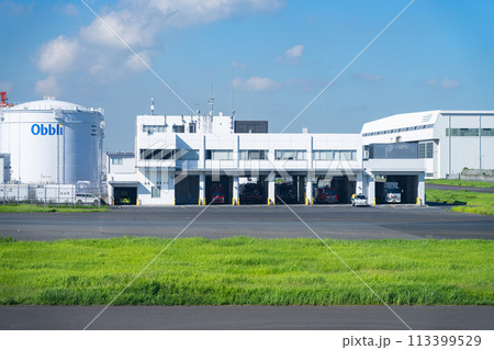 空港　飛行機　羽田空港　離陸　航空会社　エンジン　ブレーキ　午前　明るい　管制塔　ターミナル　消防車 113399529