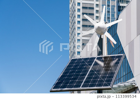 街中に設置された太陽光発電と風力発電装置 街中に設置された太陽光発電と風力発電装置 113399534