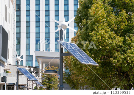 街中に設置された太陽光発電と風力発電装置 113399535