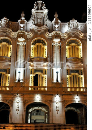 キューバ、セントラル公園の街並、ガルシア・ロルカ劇場、ライトアップ 113399604