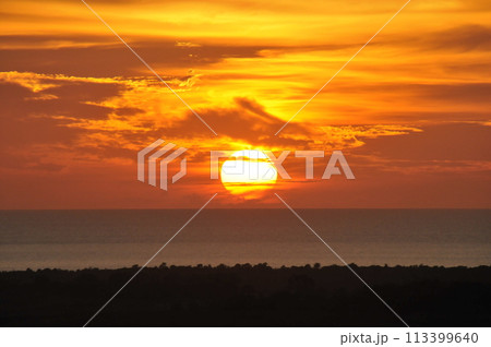 キューバ、トリニダー、カリブ海に沈む夕陽 113399640