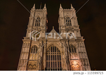 ウェストミンスター寺院の夜景（イギリス・ロンドン） 113399723