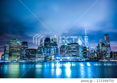 ブルックリンから見えるニューヨーク・マンハッタンの夜景 113399750