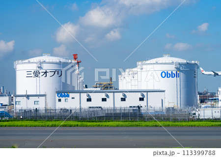 空港　飛行機　羽田空港　離陸　エンジン　午前　明るい　管制塔　ターミナル　三愛オブリ　燃料タンク 113399788