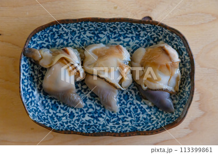 剥き身になった生の北寄貝　　北海道厚真町に打ち上げられたホッキガイ 113399861