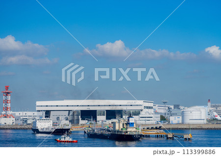 空港　飛行機　羽田空港　エンジン　午前　明るい　管制塔　ターミナル　三愛オブリ　燃料タンク　タンカー 113399886