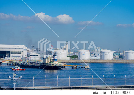 空港　飛行機　羽田空港　エンジン　午前　明るい　管制塔　ターミナル　三愛オブリ　燃料タンク　タンカー 113399888