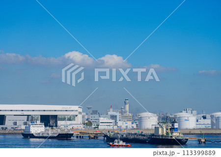 空港　飛行機　羽田空港　エンジン　午前　明るい　管制塔　ターミナル　三愛オブリ　燃料タンク　タンカー 113399889
