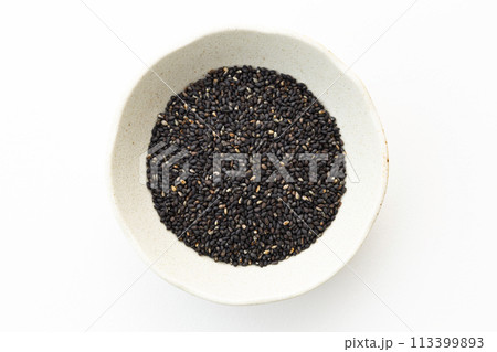 白背景に黒胡麻 113399893