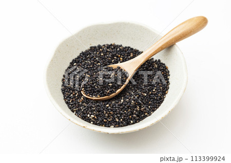 白背景に黒胡麻 113399924
