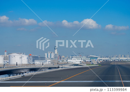空港　飛行機　羽田空港　エンジン　午前　明るい　管制塔　ターミナル　三愛オブリ　燃料タンク　タンカー 113399984